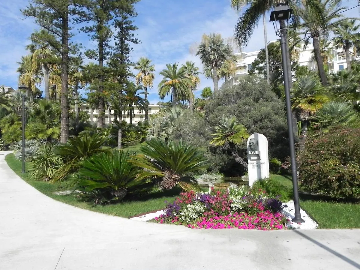 Centralissimo Trilocale su due piani - Flavio House Sanremo 0*,  Italia